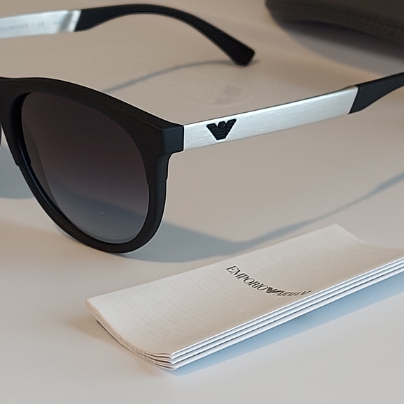EMPORIO ARMANI
Oval Frame Sunglasses EA 4… - Picture 5 of 9